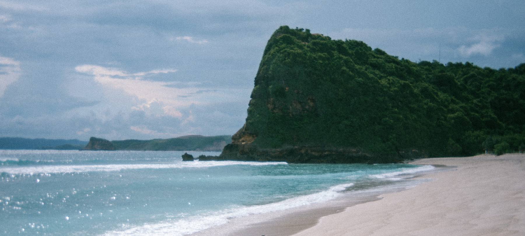Playa de arena blanca y agua turquesa en el sur de Lombok, a pocos minutos del proyecto